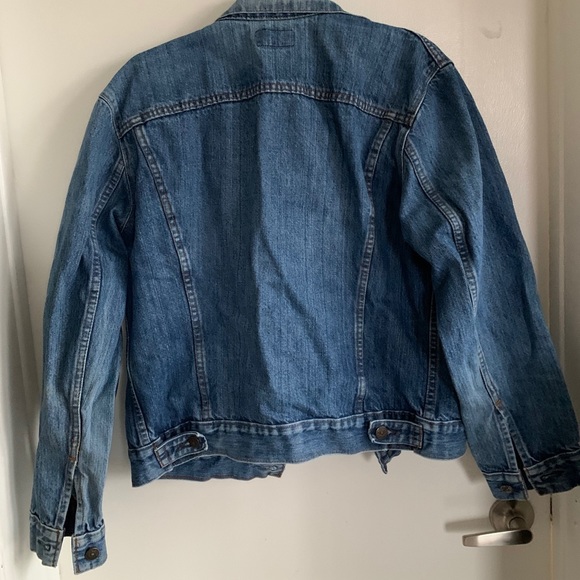 ✨Levi’s Jean jacket✨ - Picture 2 of 3